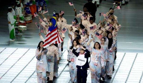 Kontinjen Malaysia terdiri daripada 25 atlet pekak berarak diiringi Ketua Kontinjen Mohd Yusri Abdul Ghani, Timbalan Ketua Kontinjen Jasmine Choo serta pembawa Jalur Gemilang, Foo Zu Tung pada upacara pembukaan Deaflympics Tokyo 2025 di Tokyo Metropolitan Gymnasium/ BERNAMA