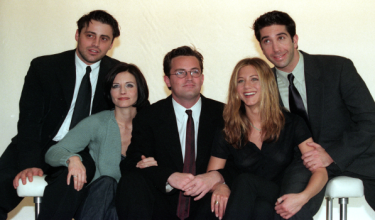 Barisan pelakon sitkom 'Friends'.Dari kiri,  Matt Le Blanc, Courteney Cox, Matthew Perry, Jennifer Aniston, dan David Schwimmer,/FOTO REUTERS