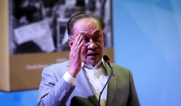 Perdana Menteri, Datuk Seri Anwar Ibrahim, ketika berucap pada majlis pelancaran buku The Man Who Could Move Mountains: Reflections on the Social Activism of S.M. Mohamed Idris di International Institute of Advanced Islamic Studies (IAIS) Malaysia / BERNAMA