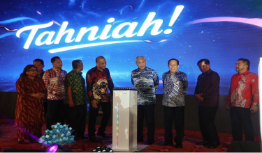 Datuk Seri Dr Ahmad Zahid Hamidi (empat, kanan) hadir merasmikan Majlis Makan Malam Sempena Perasmian Mesyuarat Agung Tahunan Persatuan Kontraktor Melayu Malaysia (PKMM) Kali Ke-46 di World Trade Centre Kuala Lumpur (WTCKL), hari ini. Turut hadir Timbalan Menteri Kerja Raya, Datuk Seri Ahmad Maslan (tiga, kanan) dan Presiden PKMM, Datuk Mohd Rosdi Ab. Aziz (empat, kiri).