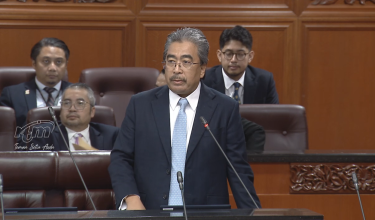 Menteri Sumber Asli dan Kelestarian Alam, Datuk Seri Johari Abdul Ghani ketika di Dewan Negara