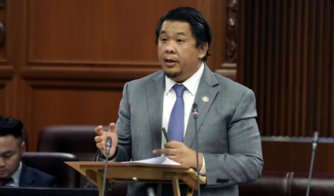 Timbalan Menteri Kesihatan, Datuk Lukanisman Awang Sauni bercakap pada Mesyuarat Ketiga, Penggal Keempat Parlimen ke-15 Persidangan Dewan Negara / BERNAMA