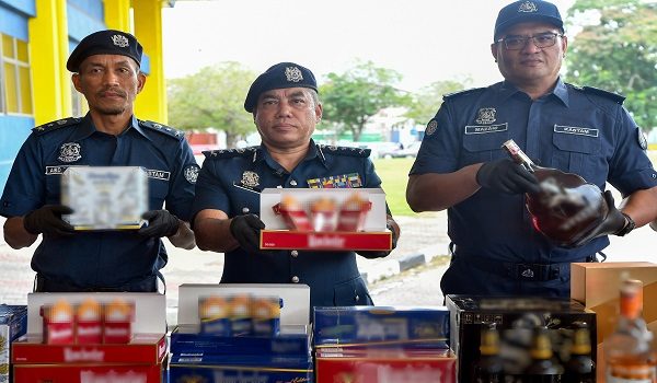 Pengarah Jabatan Kastam (KASTAM) Negeri Selangor, Mohamad Azhar Ahmad Paharazi (tengah) bersama pegawainya menunjukkan barang rampasan pada sidang media di Pejabat KASTAM Pelabuhan Klang Utara, hari ini/ Foto BERNAMA
