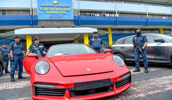 Pengarah Jabatan Kastam (KASTAM) Negeri Selangor, Mohamad Azhar Ahmad Paharazi (tiga, kiri), menunjukkan kenderaan yang disita pada sidang media Pejabat KASTAM Pelabuhan Klang Utara, hari ini/ Foto BERNAMA