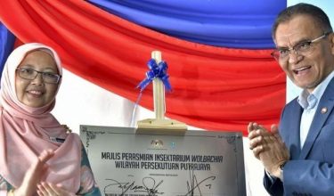 Menteri di Jabatan Perdana Menteri (Wilayah Persekutuan), Datuk Seri Dr. Zaliha Mustafa bersama Menteri Kesihatan, Datuk Seri Dr. Dzulkefly Ahmad merasmikan fasiliti kedua Insektarium Wolbachia di Putrajaya.-Foto Bernama