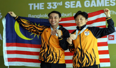 Atlet menembak negara Jonathan Wong Guanjie (kiri) dan Joseline Lee Yean Cheah menunjukkan pingat gangsa yang dimenangi dalam acara 10M Air Pistol berpasukan campuran dengan kutipan 16 mata pada Sukan SEA Thailand 2025/Foto BERNAMA