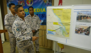 Timbalan Pengarah Operasi APMM Negeri Selangor, Komander Maritim Mohd Fairusnizam Abdul Razak menunjukkan lokasi penahanan bot pendatang asing tanpa izin (PATI) di perairan Kuala Selangor/ RTM