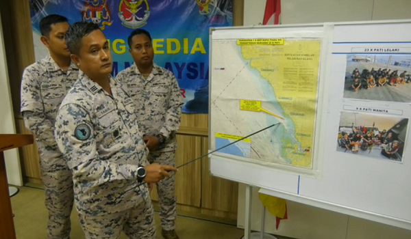 Timbalan Pengarah Operasi APMM Negeri Selangor, Komander Maritim Mohd Fairusnizam Abdul Razak menunjukkan lokasi penahanan bot pendatang asing tanpa izin (PATI) di perairan Kuala Selangor/ RTM