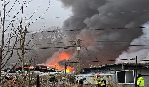 Firefighters battle a fire in the Guryong village shantytown, Seoul's largest informal settlement, in Seoul on January 16, 2026. Over 250 people have been evacuated after a fire tore through an impoverished town near the famous Gangnam district in southern Seoul on January 16, authorities said. (Photo by YONHAP / AFP) / - South Korea OUT / NO USE AFTER FEBRUARY 15, 2026 15:00:00 GMT -  - SOUTH KOREA OUT / NO USE AFTER FEBRUARY 15, 2026 15:00:00 GMT -  - SOUTH KOREA OUT / NO ARCHIVES -  RESTRICTED TO SUBSCRIPTION USE