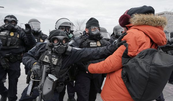 Ejen pihak berkuasa Perlindungan Sempadan dan Kastam Amerika Syarikat (CBP) menolak penunjuk perasaan semasa protes di Minneapolis/Foto REUTERS