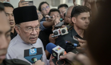 Perdana Menteri, Datuk Seri Anwar Ibrahim ditemu bual pemberita selepas menunaikan