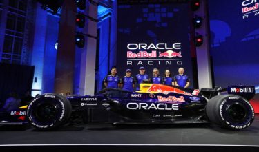 Barisan kepimpinan dan pelumba Oracle Red Bull Racing memperkenalkan 'livery' musim 2026 dalam majlis pelancaran pasukan di Detroit, Amerika Syarikat, 15 Januari 2026/Foto AFP