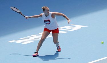 Aryna Sabalenka dari Belarus melakukan pukulan semasa sesi latihan di Melbourne menjelang Terbuka Australia yang bermula pada 18 Januari/Foto AFP