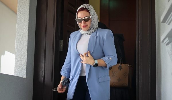Tiga kes bersubahat dihadapi isteri Allahyarham Bung Moktar, Datin Seri Zizie Izette Abdul Samad akan diteruskan/Foto BERNAMA