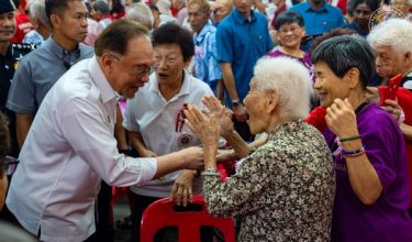 Perdana Menteri Datuk Seri Anwar Ibrahim berkunjung ke SMJKC Khantan Baru pada Ahad bagi meraikan sambutan Tahun Baharu Cina bersama masyarakat setempat/Foto PMO