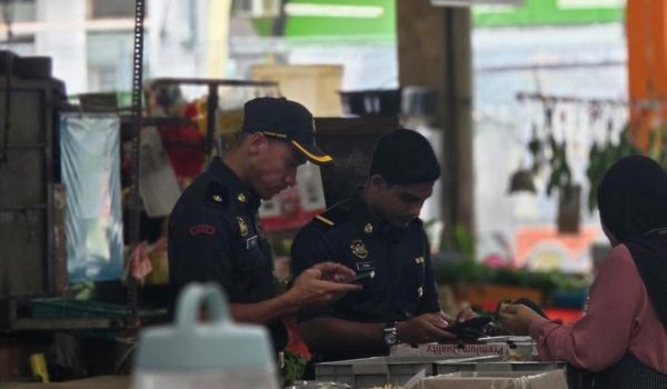 Pegawai penguat kuasa KPDN WPKL ditempatkan di pasar awam dan pusat beli-belah bagi memantau pematuhan harga serta bekalan barangan/Foto KPDN KL