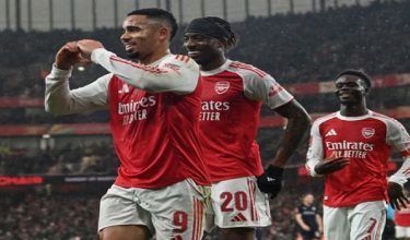 Jesus meraikan jaringan gol bersama rakan sepasukan. Foto/AFP