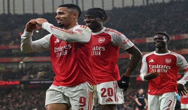 Jesus meraikan jaringan gol bersama rakan sepasukan. Foto/AFP