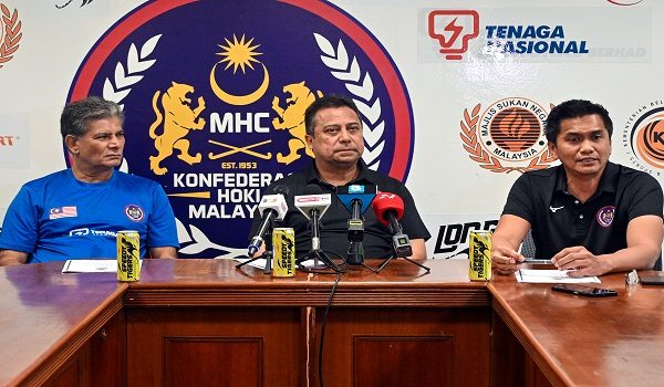 Timbalan Presiden Konfederasi Hoki Malaysia, Datuk Ahmad Najmi Abdul Razak (tengah) ketika sidang media Konfederasi Hoki Malaysia bersama Pengerusi Jawatankuasa Pengurusan di Stadium Nasional Bukit Jalil hari ini/ BERNAMA