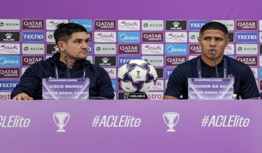 Ketua jurulatih JDT, Xisco Munoz (kiri) bersama pemainnya Bergson Gustavo Silvera Da Silva (kanan) pada sidang media menjelang perlawanan Peringkat Liga Zon Timur Liga Juara-Juara Asia Elit (ACLE) 2025-2026 di Stadium Sultan Ibrahim, hari ini/ BERNAMA
