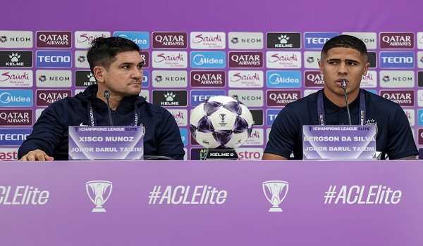 Ketua jurulatih JDT, Xisco Munoz (kiri) bersama pemainnya Bergson Gustavo Silvera Da Silva (kanan) pada sidang media menjelang perlawanan Peringkat Liga Zon Timur Liga Juara-Juara Asia Elit (ACLE) 2025-2026 di Stadium Sultan Ibrahim, hari ini/ BERNAMA