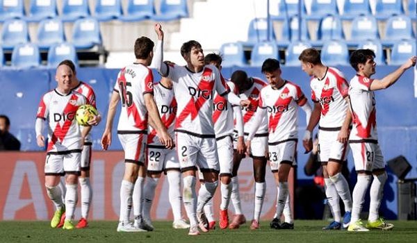 Pemain Rayo Vallecano meraikan kemenangan 3-0 ke atas Atletico Madrid. Foto/AFP