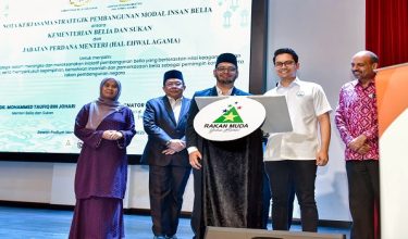 Menteri Belia dan Sukan, Dr Mohammed Taufiq Johari (dua, kanan) menyempurnakan Majlis Prapelancaran Rakan Masjid x Rakan Muda Ramadan di Menara KBS hari ini/ BERNAMA