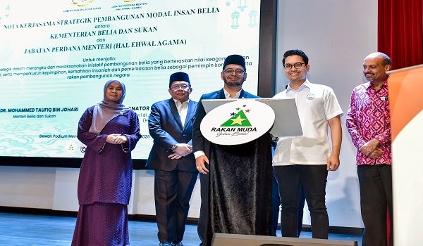 Menteri Belia dan Sukan, Dr Mohammed Taufiq Johari (dua, kanan) menyempurnakan Majlis Prapelancaran Rakan Masjid x Rakan Muda Ramadan di Menara KBS hari ini/ BERNAMA
