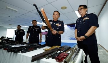Ketua Polis Melaka, Datuk Dzulkhairi Mukhtar (dua, kanan) pada sidang media berhubung kes rampasan enam laras senapang angin dan serta sepucuk pistol di Ibu Pejabat Polis Daerah Melaka Tengah, hari ini/ BERNAMA