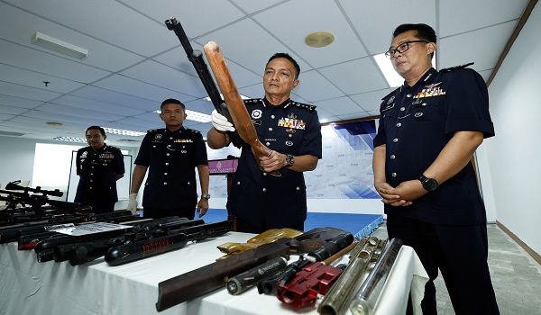 Ketua Polis Melaka, Datuk Dzulkhairi Mukhtar (dua, kanan) pada sidang media berhubung kes rampasan enam laras senapang angin dan serta sepucuk pistol di Ibu Pejabat Polis Daerah Melaka Tengah, hari ini/ BERNAMA