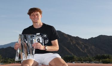 Jannik Sinner dari Itali bergambar bersama trofi juara selepas menewaskan Daniil Medvedev dalam perlawanan akhir lelaki di BNP Paribas Open di Indian Wells Tennis Garden, Indian Wells, California pada 15 Mac 2026/ Foto AFP