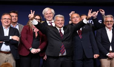 Joan Laporta dari FC Barcelona membuat isyarat gembira selepas diumumkan menang pilihan raya presiden kelab di Stadium Camp Nou, Barcelona/ Foto AFP