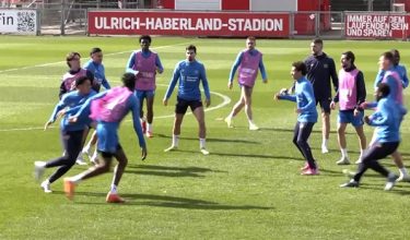 Pasukan Bayer Leverkusen menjalani latihan sebelum berdepan Arsenal/ REUTERS
