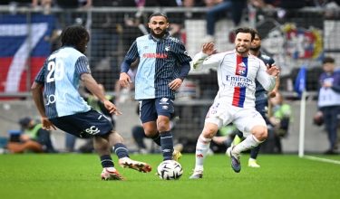 Pemain pertahanan Stephen Zagadou (kiri) dan penyerang Sofiane Boufal (kanan) dari Le Havre AC serta pertahanan Nicolas Tagliafico dari Olympique Lyonnais bersaing untuk mendapatkan bola dalam perlawanan Ligue 1 di Stade Océane, Le Havre, France pada 15 Mac 2026 /Foto AFP