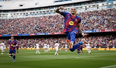 Penyerang Brazil, Raphinha meraikan jaringan kedua FC Barcelona menerusi sepakan penalti ketika menentang Sevilla FC dalam aksi La Liga di Stadium Camp Nou, Barcelona pada 15 Mac 2026 / Foto AFP