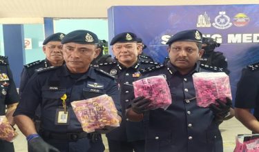 Pengarah JSJN, Datuk Hussein Omar Khan (kanan) mengadakan sidang media di IPK Kuala Lumpur