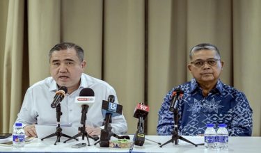 KUALA LUMPUR, 16 April --  Menteri Pengangkutan Anthony Loke (kiri) bersama Menteri Perpaduan Negara Datuk Aaron Ago Dagang pada sidang media Sambutan Hari Wesak Peringkat Kebangsaan 2026 di Rumah Ibadat Maha Vihara Brickfields hari ini.

--fotoBERNAMA (2026) HAK CIPTA TERPELIHARA