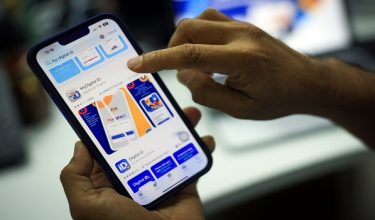 MELAKA, 25 Jun -- Orang awam mengakses aplikasi dalam talian ‘MyDigital ID’ ketika tinjauan, hari ini.

MyDigital ID digunakan bagi tujuan pengesahan pengenalan diri secara digital dan bukannya bagi mengantikan kad pengenalan atau MyKad.

MyDigital ID yang dijangka dilancarkan dalam empat fasa mulai Julai 2024, dimulakan dengan anggota kabinet, diikuti penjawat awam dan penerima bantuan kerajaan seperti penerima subsidi serta seterusnya orang awam.

--fotoBERNAMA (2024) HAK CIPTA TERPELIHARA