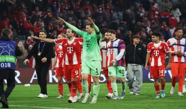 Pemain Bayern Munich meraikan kemenangan / AFP
