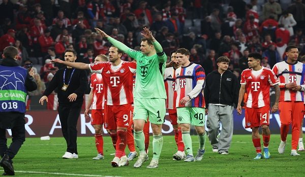 Pemain Bayern Munich meraikan kemenangan / AFP