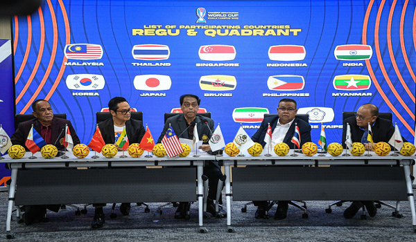 Datuk Abdul Halim Kader (tengah) bercakap pada sidang media selepas Majlis Undian Kejohanan Piala Dunia Sepak Takraw 2026 di Kompleks Akademi Sepak Takraw Malaysia / BERNAMA