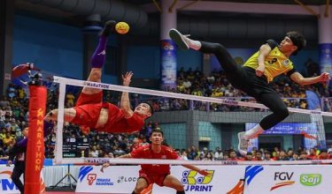 Pasukan Malaysia ketika beraksi menentang pasukan Thailand dalam perlawanan akhir acara regu berpasukan di Kejohanan ASTAF Sepak takraw Piala Asia 2025 di Stadium Titiwangsa / BERNAMA