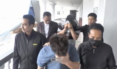 Kedua-dua tertuduh dibawa ke Mahkamah Sesyen Ayer Keroh hari ini