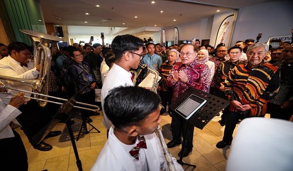 IPOH, 16 Mei -- Perdana Menteri Datuk Seri Anwar Ibrahim beramah mesra bersama para pelajar ketika hadir pada Sambutan Hari Guru Peringkat Kebangsaan Kali Ke-55 Tahun 2026 hari ini.

Turut hadir Timbalan Perdana Menteri Datuk Seri Dr Ahmad Zahid Hamidi, Menteri Pendidikan Fadhlina Sidek dan Menteri Besar Perak Datuk Seri Saarani Mohamad.

--fotoBERNAMA (2026) HAK CIPTA TERPELIHARA
