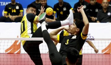 Aksi pemain pasukan negara, Muhammad Noraizat Mohd Nordin cuba melibas bola ke arah pemain pasukan Brunei, AK Mohammad Hisyam Pengeran Hassan pada pertandingan acara Team Regu di Kejohanan ASTAF Sepaktakraw Piala Asia 2025 di Stadium Titiwangsa, hari ini/BERNAMA