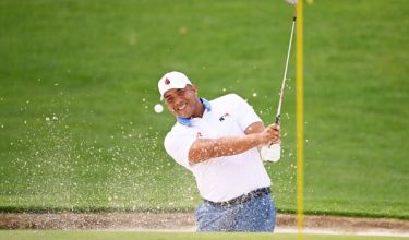 Jhonattan Vegas melakukan pukulan dari bunker di lubang pertama Kejohanan PGA di Quail Hollow Country Club, Charlotte, North Carolina.