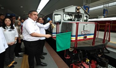 KULAI, 16 Jun -- Menteri Pengangkutan Anthony Loke (dua, kiri) bersama Pengerusi Jawatankuasa Kerja Raya, Pengangkutan, Infrastruktur dan Komunikasi Johor, Mohamad Fazli Mohamad Salleh (kanan) melepaskan tren Shuttle Kulai-Kempas pada Majlis Peluncuran Operasi Perkhidmatan Shuttle Selatan di Stesen Keretapi Kulai hari ini.

Turut hadir Timbalan Menteri Komunikasi merangkap Ahli Parlimen Kulai Teo Nie Ching (kiri).

--fotoBERNAMA (2026) HAK CIPTA TERPELIHARA
