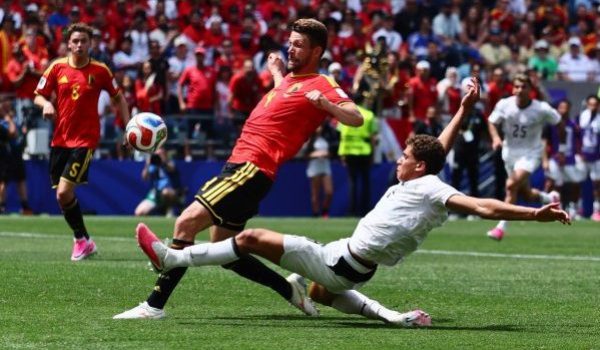 Brandon Mechele (kiri) diasak Hamza Abdelkarim dalam perlawanan Belgium menentang Mesir di Seattle/Foto REUTERS
