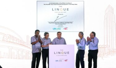 KUALA LUMPUR, 15 Jun -- Menteri Pengangkutan Anthony Loke menandatangani plak sebagai simbolik pelancaran Pembangunan Berorientasikan Transit (Transit-Oriented Development) Terunggul Kuala Lumpur di MRT Cochrane malam ini.

Turut hadir Ketua Pegawai Eksekutif MRT Corp Datuk Mohd Zarif Hashim (dua, kiri) dan Ketua Pegawai Eksekutif IJM Land Datuk Tony Ling Thou Lung (kanan).

--fotoBERNAMA (2026) HAK CIPTA TERPELIHARA