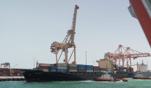 Sebuah kapal tunda membantu kapal kargo berlabuh di Pelabuhan Dammam, Arab Saudi/Foto fail REUTERS